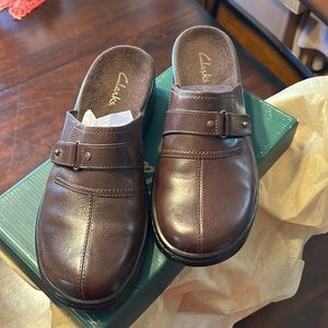 Clarks Women’s Slip On Clogs Brown Cherry 10 M EUC Leather Upper